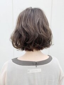 Ruufus恵比寿南/白髪ぼかしハイライト/ショートボブ/髪質改善 エレガントウェーブミディ｜30代向け白髪ぼかし