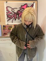 ルーム(Loom.)&nbsp;ミルクティーベージュブロンドダブルカラーショートボブブリーチ