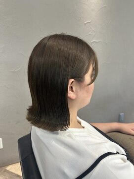 マーレ(MARLE./) 肩につかない切りっぱなしボブとオリーブカラー