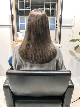 シェリル ヘアーアンドビューティー(cherir HAIR&BEAUTY) ハイトーンアッシュ ストレートスタイル