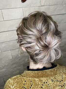 アールモンドヘア新世界 ルーズシニヨン