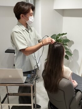 オーガニックで心理学な美容室の写真/初回はマイクロスコープで頭皮や髪の状態を徹底診断◎親身に寄り添い、気になる髪のお悩みを解決します！