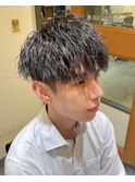 黒髪縦落ちツイストスパイラルパーマツーブロックマッシュ
