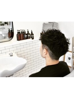 【フェード×パーマ】どんなシーンでも似合うパーマスタイル。パーマ×フェードの王道スタイルを演出。