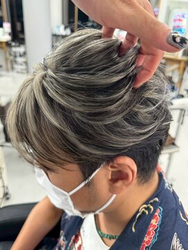 バース 梅田中崎町店(BIRTH) 金メッシュシャドウルーツ刈り上げ