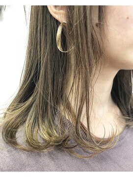 プランタン(Printemps) ナチュラルモード外ハネミディインナーカラーイアリングカラー