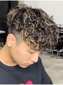 外国人スペインカール メンズ 眉カット フェード パーマ
