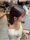 切りっぱなしボブにおくれ毛も可愛く
