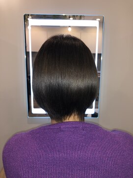 アールサロン アオヤマ(Rr SALON AOYAMA) プラチナミネコラショートボブ