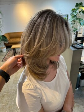 メリー オオサカ(Merly Osaka) 海外漂うレイヤーカット×バレイヤージュ