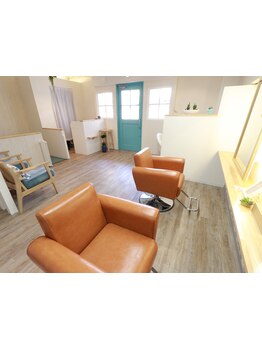 周りの人目を気にせず施術が受けられるプライベートサロン。落ち着く空間でリラックスして過せる。