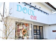 大きな【DOUX】の看板が目印！！