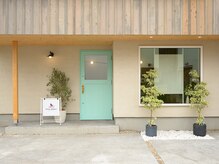ピンクロビン(PINK ROBIN)の雰囲気(ミントブルーの扉が目印です。)