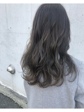 ヘアデザイン ソラ(Sola) 柔らか質感グラデーションアッシュグレー×ふんわりウェーブ