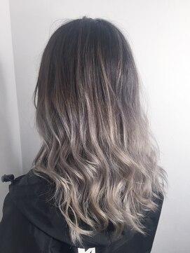 モーション 新宿(motion) シルバーグレージュバレイヤージュ