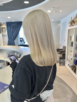 エアー 青山(AIR) ホワイトブロンドヘアハイトーンカラー髪質改善カラー