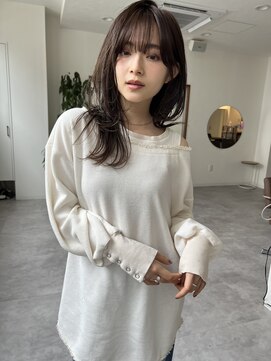 ロエム(Loem) 小顔レイヤー前髪ありグレージュ暗髪20代30代