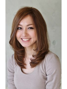 クオン(kuon) ブローできまる後ろ下がりのレイヤースタイル