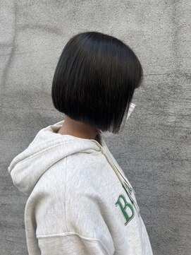 オリーブグレージュ × パツっとボブ