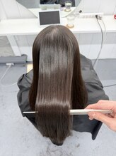 一人一人の髪質やクセに合わせた薬剤選定でダメージを抑えた自然にまとまる縮毛矯正