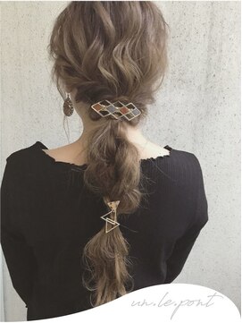 アンルポン 梅田(un le pont) ハーフアップ 結婚式 お呼ばれヘア くずしアレンジ No.011