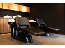 お客様のために、居心地の良さを追求！フルフラットシャンプー台でゆったり夢見心地―。