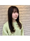 ロングに少しだけ顔周りにレイヤーを入れて動きのあるスタイルに
