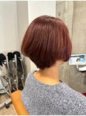 透明感バーガンディーカラーひし形くびれショートレイヤーカット