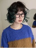 ブラウンからディープグリーンのルーツカラー（ブリーチ２回）