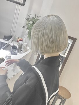 イリ 梅田(ili) ホワイトベージュボブ