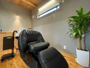 リワード(REWARD)の写真/【女性専用サロン】半個室の癒し空間*眠ってしまいそうなフルフラットのシャンプー台で疲れを頭皮からケア
