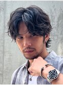 ナチュラルな質感が人気の無造作パーマ×センターパートウルフ