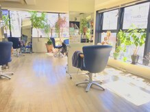 ヘアースペース クラフト(hair space CRAFT)の雰囲気（光差し込む開放感あるガラス張りサロンです）