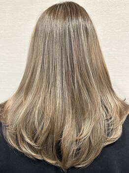 ヘアーサロン TLPの写真/【完全予約制】白髪はもう活かす時代に。大人の魅力を楽しんで頂きたい。白髪を目立ちにくいデザインに。