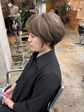 ウィークエンド(WEEKEND) スッキリショート×ベージュカラー