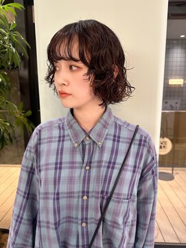 ホロ(hollo) ボブレイヤーウルフニュアンス黒髪パーマオン眉