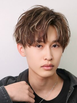 オーシャントーキョー 心斎橋(OCEAN TOKYO WEST) ハイライトナチュラルセンターパートフェザーショート