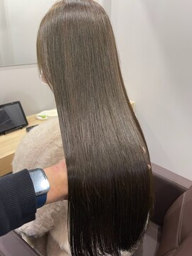 カミエ(kamie) ブラウンロングヘア×透明感カラーで大人っぽく仕上げる
