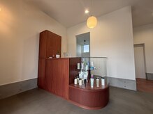 マド(mado)の雰囲気（柔らかい間接照明が照らす受付。）