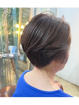 ビハインドザカーテン(BEHIND THE CURTAIN) ショートボブ×明るい白髪染め×大人ハイライト