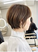 ベージュカラー小顔似合わせ耳かけショートヘア20代30代40代