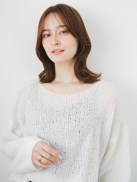 ナチュラルシースルーバングくびれミディアムレイヤー20代30代