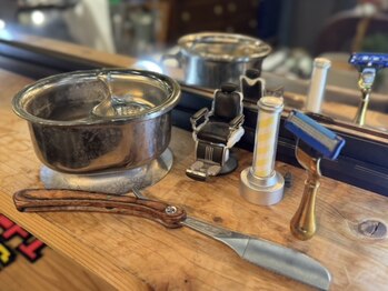 ロゴヘアー(LOGO)の写真/自分では難しい眉やひげもプロにお任せ！理美容の免許を持つstylistが、大人の清潔感を最大限に引き出す☆