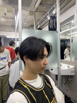 クロムトウキョウ ザ バーバー ネオン 新宿店(CHROM TOKYO the Barber ne/on) 前下がりセンターパート