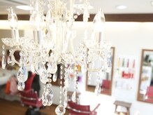 ヘアー ハウス ヴィサージュ(hair house)の雰囲気（こだわりシャンデリアも輝きます）