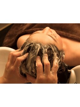 ヒト幹細胞培養液を使用して頭皮の血行を促進!!ゆったり空間で癒される至極の頭皮ケアなら《CASPA ebisu》