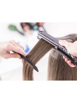 一人ひとりの髪質に合った薬剤を使用するクセをしっかりと伸ばす縮毛矯正☆誰もが憧れるストレートヘアへ☆