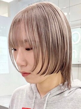 ウィコ 新宿(WICO) white beige [新宿駅/グレーベージュ/黒髪]