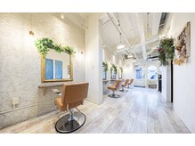アトリエ ニノ 下北沢(atelier NINO)の雰囲気（店内は白木を基調としたアンティーク調☆[ブリーチ/下北沢]）