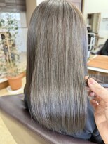 トップスタイル リッチ&nbsp;透明感引き立つハイライト×グレー系カラー